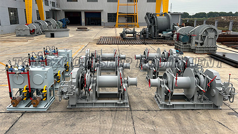 Windlass combinat și troliu de acostare